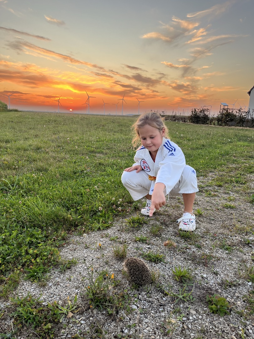 Agathe dans un tunnel creusé dans le sable.